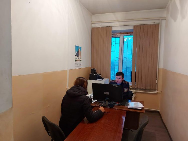 Түркістан облысының полицейлері құрбысының қалтасынан ақша ұрлаған күдікті әйелді ұстады