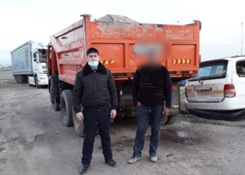 Сарыағаштық полицейлер жүк көлікке заңсыз тас артқандарды анықтады