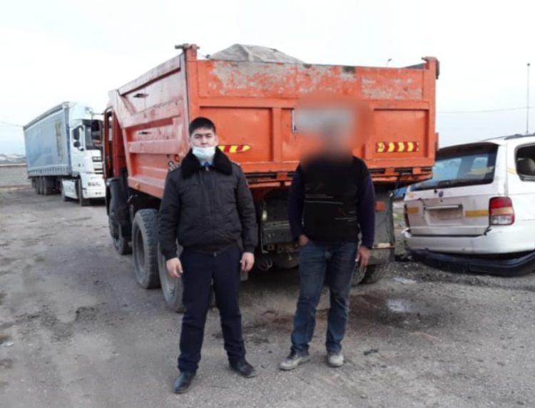 Сарыағаштық полицейлер жүк көлікке заңсыз тас артқандарды анықтады