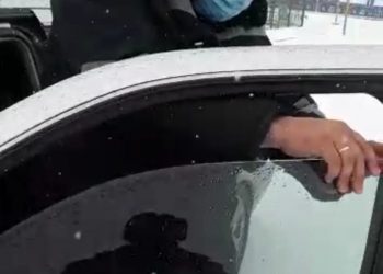 Түркістан облысының полицейлері  көлігінің терезесін күңгірттеп жүрген жүргізушіні жауапқа тартты