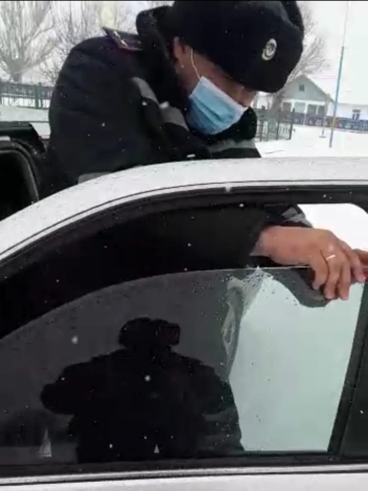 Түркістан облысының полицейлері  көлігінің терезесін күңгірттеп жүрген жүргізушіні жауапқа тартты