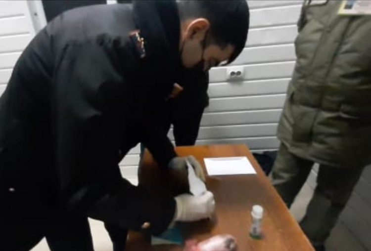Сарыағаштық полицейлер  2 дана мүшеқапқа есірткі сақтап, шекарадан өтпек болған күдіктіні ұстады