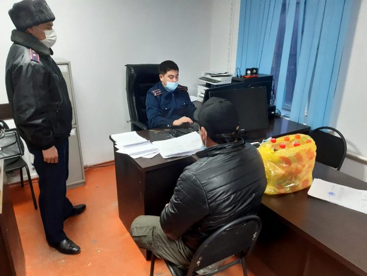 Түркістан облысының полицейлері көршісінің дүкеніне ұрлыққа түскен жас жігітті ұстады