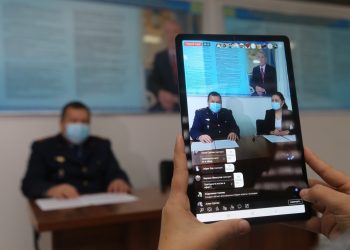 Түркістандық полицейлер тікелей эфир арқылы брифингте тұрғындармен тілдесті