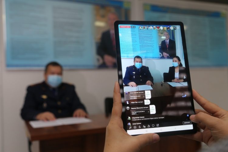 Түркістандық полицейлер тікелей эфир арқылы брифингте тұрғындармен тілдесті