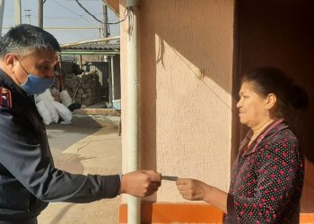 Түркістан облысының полицейлері құжаты жоқ азаматшаға жаңа жеке куәлік жасап берді