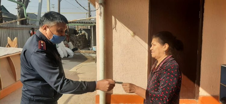 Түркістан облысының полицейлері құжаты жоқ азаматшаға жаңа жеке куәлік жасап берді