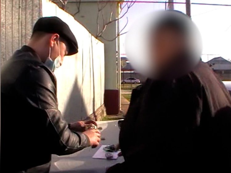 Түркістан облысының полицейлері үйі мен ауласына есірткі жасырған күдіктіні ұстады