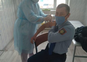 ТҮРКІСТАНДА 400-ГЕ ЖУЫҚ ПОЛИЦЕЙ КОВИДКЕ ҚАРСЫ ВАКЦИНАНЫ САЛДЫРДЫ