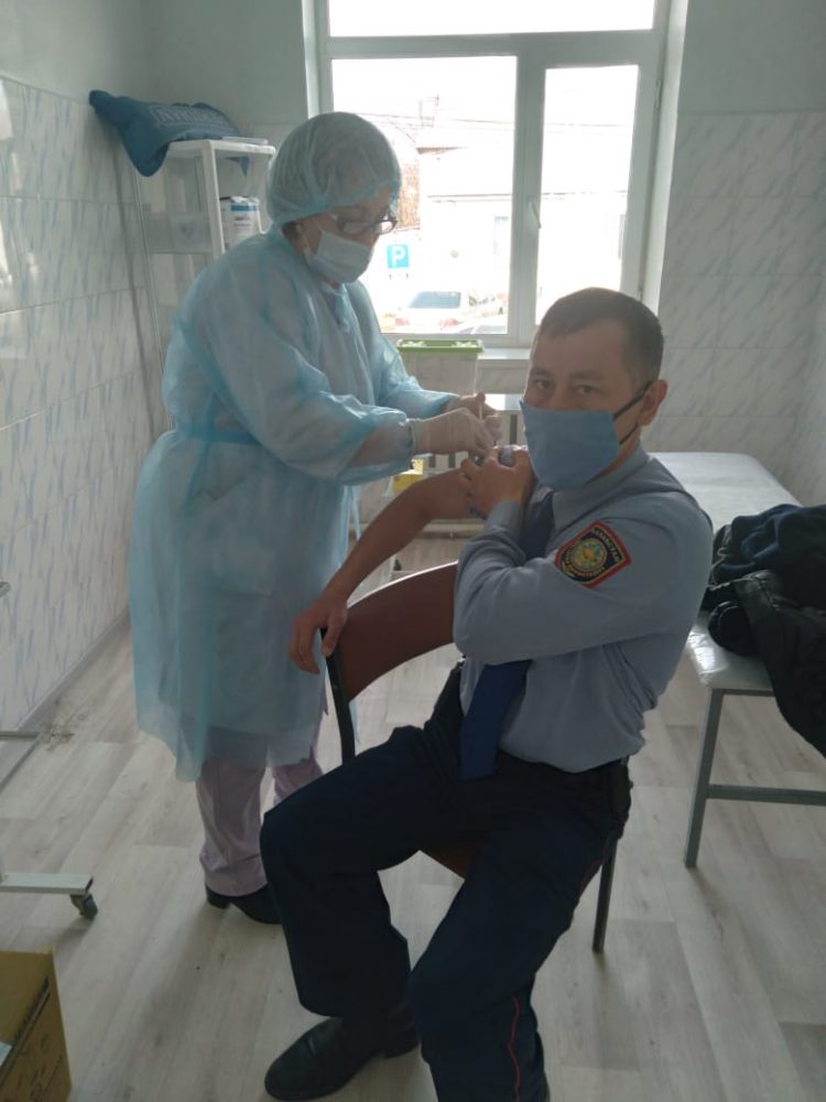 ТҮРКІСТАНДА 400-ГЕ ЖУЫҚ ПОЛИЦЕЙ КОВИДКЕ ҚАРСЫ ВАКЦИНАНЫ САЛДЫРДЫ