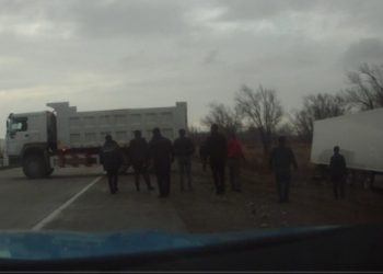 Түркістан облысының полицейлері  жолда қалып қойған ауыр жүк көлігінің жүргізушісіне көмектесті