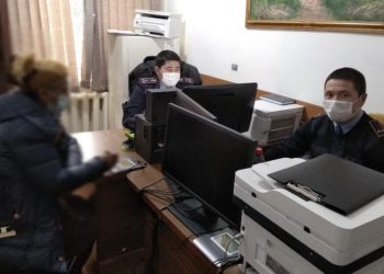 Әлеуметтік көмек алып беремін деп, тұрғындарды алдаған жас қызды ұстады