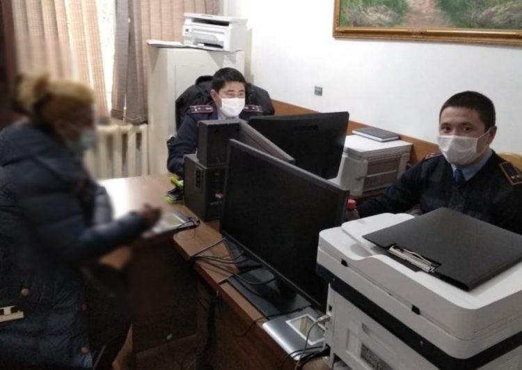 Әлеуметтік көмек алып беремін деп, тұрғындарды алдаған жас қызды ұстады