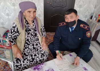 Төлебилік  көші-қон полицейлері 81 жастағы әжейдің  төлқұжатын жаңартып берді