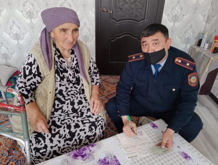 Төлебилік  көші-қон полицейлері 81 жастағы әжейдің  төлқұжатын жаңартып берді