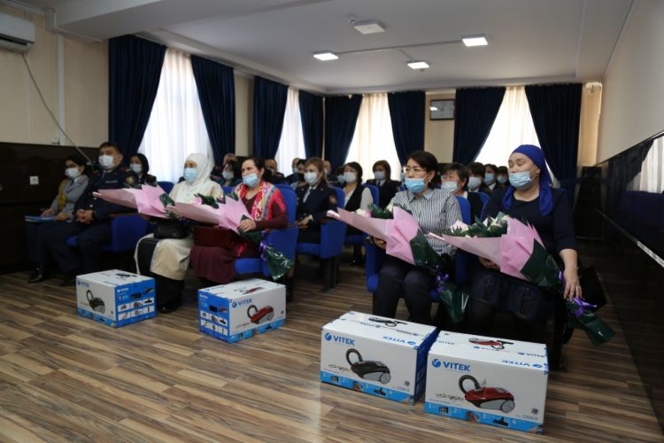 Мереке қарсаңында 80-ге жуық шенді арулар марапатталды