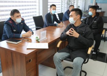 «АШЫҚ ЕСІК КҮНІНДЕ» ПОЛИЦЕЙЛЕР ТҰРҒЫНДАРҒА КӨМЕК КӨРСЕТУДЕ