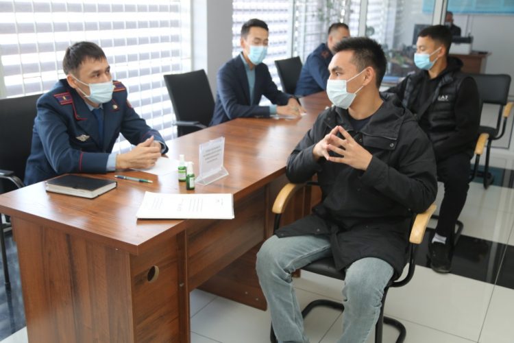 «АШЫҚ ЕСІК КҮНІНДЕ» ПОЛИЦЕЙЛЕР ТҰРҒЫНДАРҒА КӨМЕК КӨРСЕТУДЕ