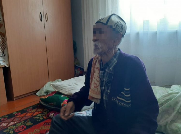 Түркістан облысының полицейлері  көше бойында жатып қалған 85 жастағы қартты тауып, отбасына қайтарды