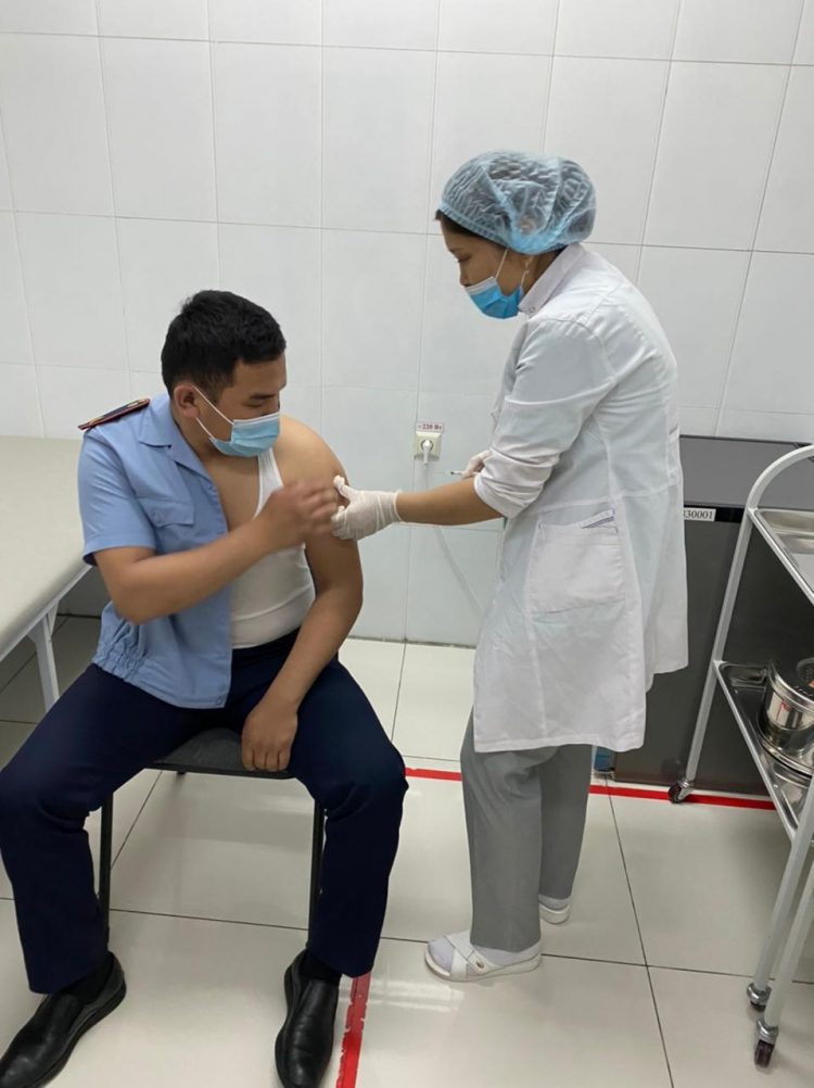 Түркістандық полицейлер екпе салдырды