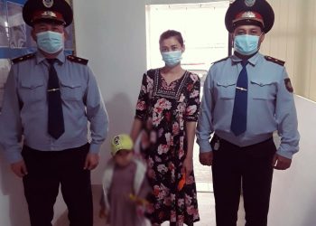 Түркістан облысында учаскелік полиция инспекторлары 3 жасар қызды тауып, анасына табыстады