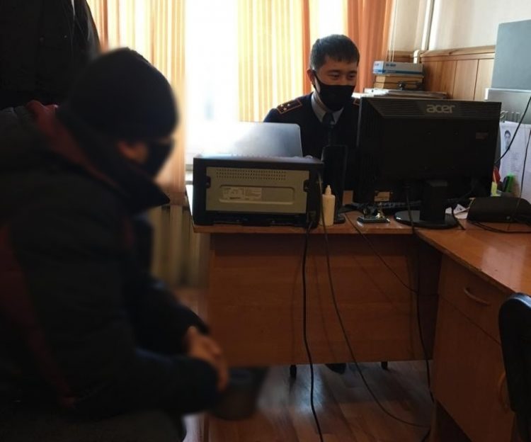 «Мүгедектікке шығарып беремін» деп алдаған ер адам ұсталды