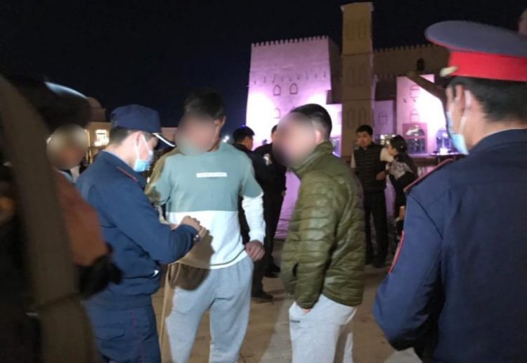 Түркістан облысының полицейлері балалардың түнгі серуеніне 30-дан астам ата-ананы тартты