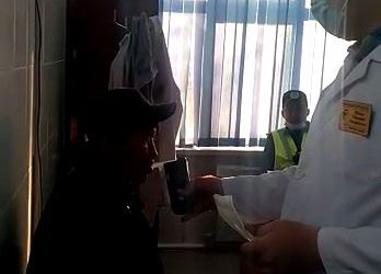 Түркістан облысының полицейлері спирттік ішімдік ішіп көлік басқарғанды   ұстады