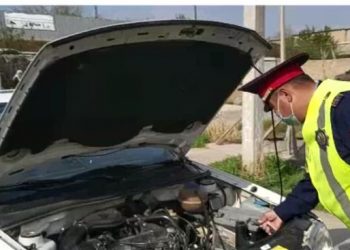 Түркістан облысының полицейлері жолда бұзылып тұрған автокөлік иесіне көмектесті