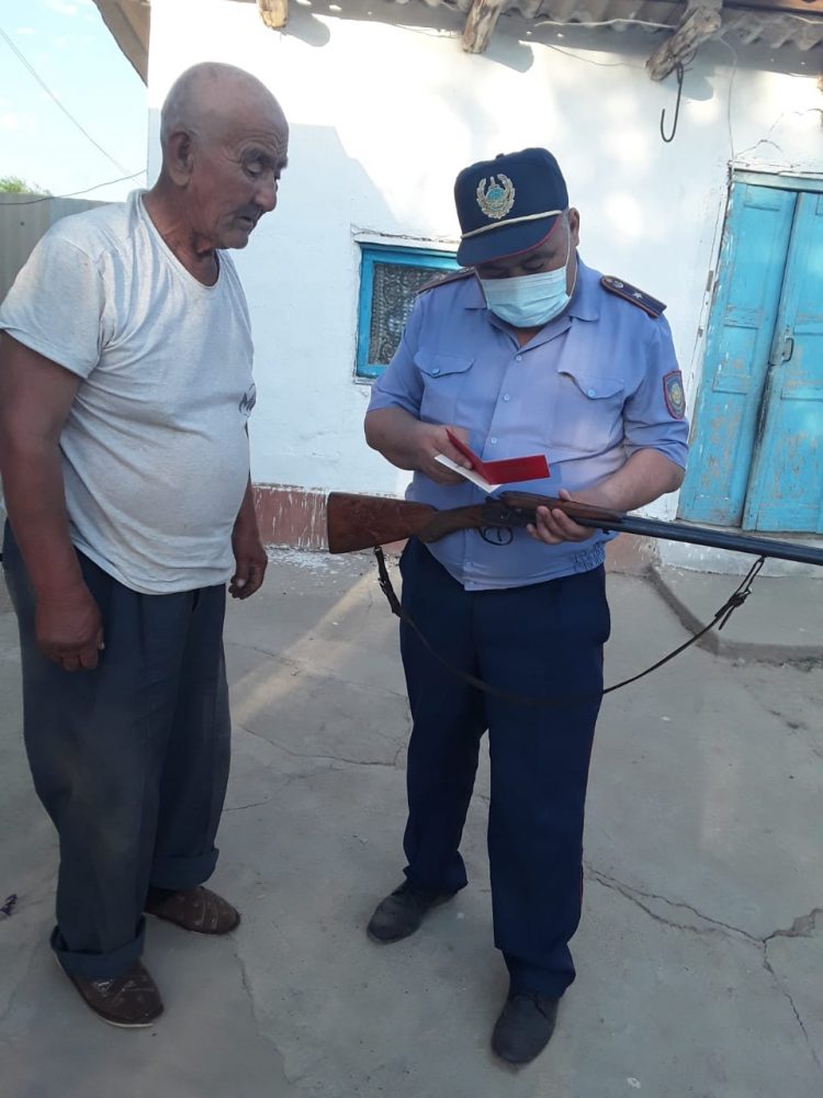 Түркістанның полицейлеріне ерікті түрде 8 азамат қаруларын тапсырды