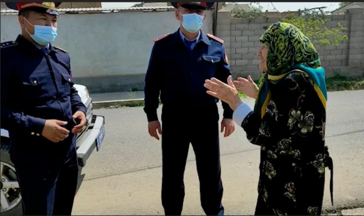 Келестік полицейлер қарт әжейдің алғысын алды