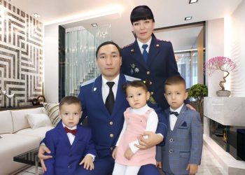 Түркістандық полицейлер мерейлі отбасын мерекемен құттықтады