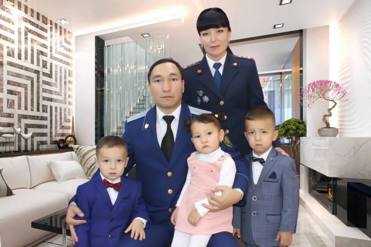 Түркістандық полицейлер мерейлі отбасын мерекемен құттықтады