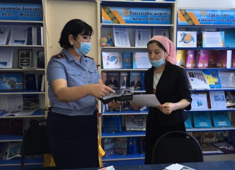 Созақтық тәртіп сақшылары акция аясында көпбалалы ананы құттықтады