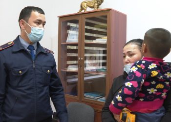 Түркістан облысының полицейлері түн жарымында жалғыз жүрген 3 жасар баланы тауып, оның отбасына аман қайтуын қамтамасыз етті