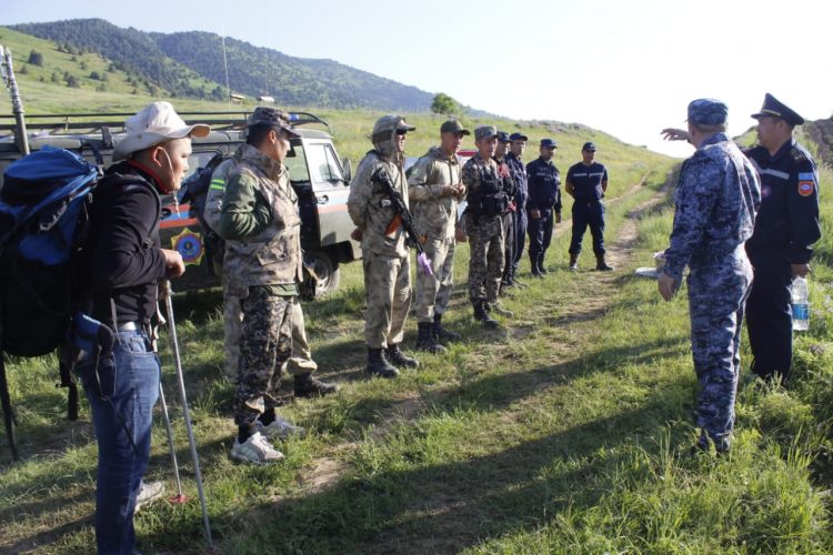 Полицейлер мен құтқарушылар тауда жоғалып кеткен қалған екі туристті іздеуді жалғастыруда.