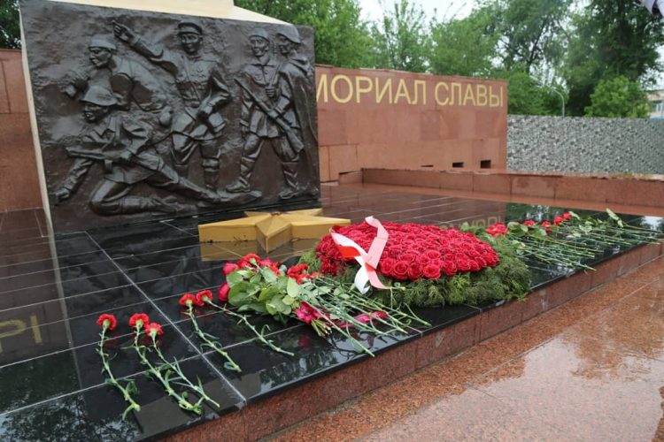 Түркістан облысының полицейлері Ұлы Отан соғысы кезінде ерлік көрсетіп, жеңіс күнін сыйлаған батырлардың құрметіне  гүл шоқтарын қойды