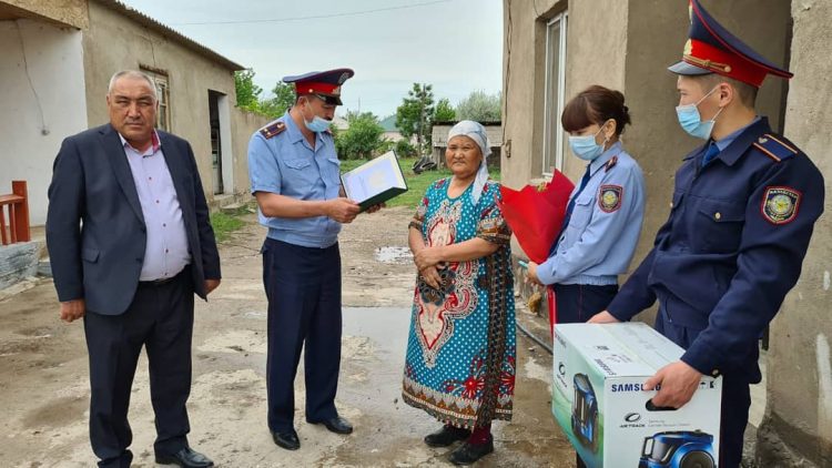 Аудан полицейлері өмірден өткен  ардагерлердің отбасына барып, құрмет көрсетті