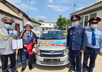 Ордабасылық полицейлер 97 жастағы ардагерді құттықтап қайтты