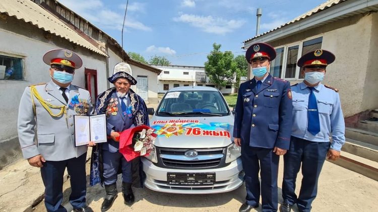 Ордабасылық полицейлер 97 жастағы ардагерді құттықтап қайтты