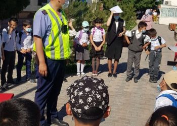 Ордабасылық полицейлер мектеп оқушыларына жол ережесін таныстырып өтті