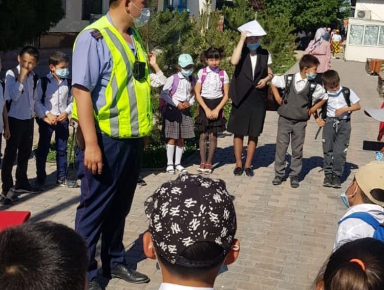 Ордабасылық полицейлер мектеп оқушыларына жол ережесін таныстырып өтті