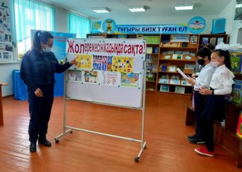 Түркістан облысының полицейлері мектеп оқушыларына жол жүру ережелерін таныстырып өтті