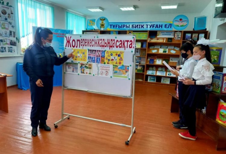 Түркістан облысының полицейлері мектеп оқушыларына жол жүру ережелерін таныстырып өтті
