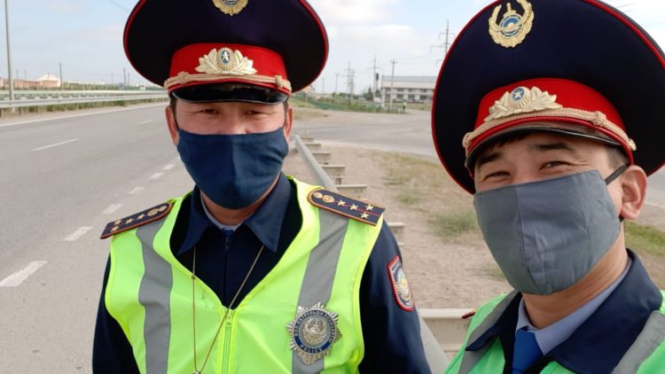 Жолда қалған жолаушы патрульдік полицейлердің тарапына алғыс айтып, түсірген бейнежазбасын жариялады