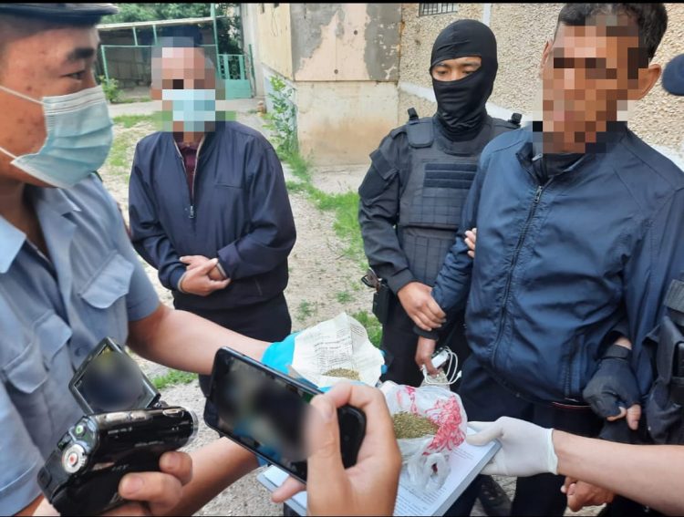 Есірткі сатумен айналысқан 6 бірдей күдіктіні 1 тәулік ішінде ұстады