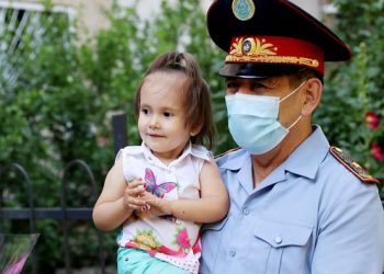 Шымкенттің бас полицейі көз-жанары көрмейтін бүлдіршін Амалия мен оның достарын Балаларды қорғау күнімен құттықтады