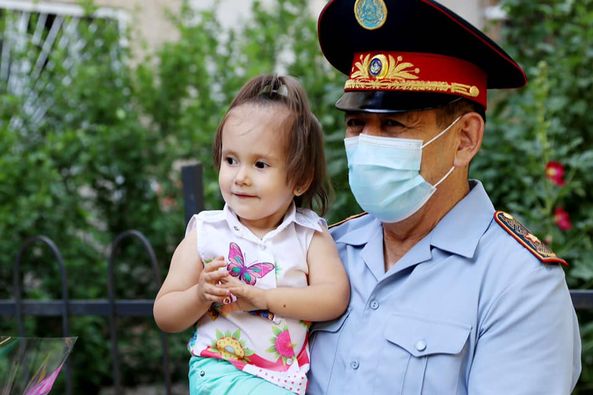 Шымкенттің бас полицейі көз-жанары көрмейтін бүлдіршін Амалия мен оның достарын Балаларды қорғау күнімен құттықтады