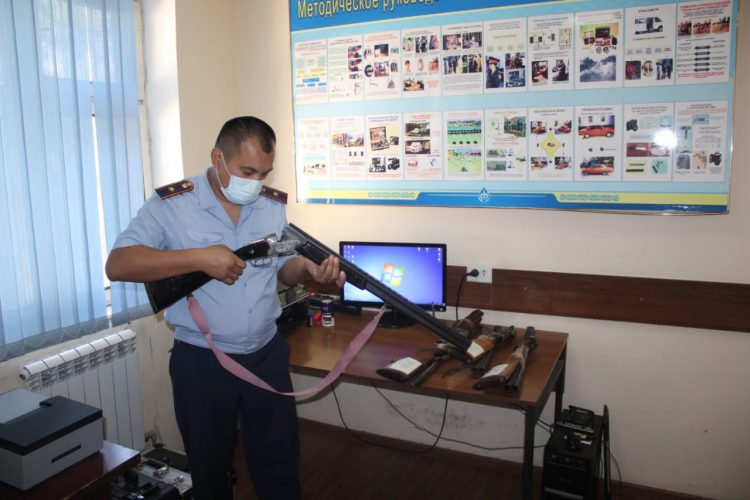 Түркістан полицейлері тұрғыннан қолдан жасалған қаруды тәркіледі