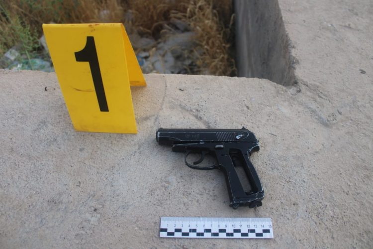 Көшеде қару алып  жүрген жас жігіттерді ұстады